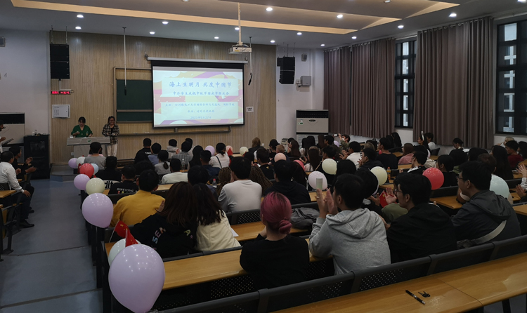 中外学生欢庆中秋节国庆节1.jpg